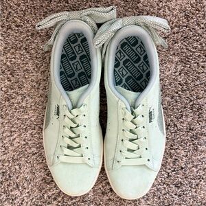 Women’s Puma gym shoes. Size 8